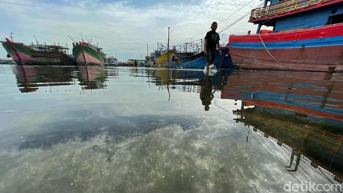 Pelabuhan Perikanan Samudera Nizam Zachman, Muara Baru, Jakarta Utara, masih terendam banjir rob, Minggu (14/11/2021). Begini potretnya.