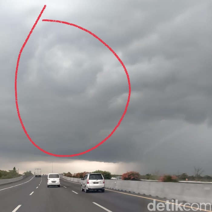 penampakan awan bentuk semar