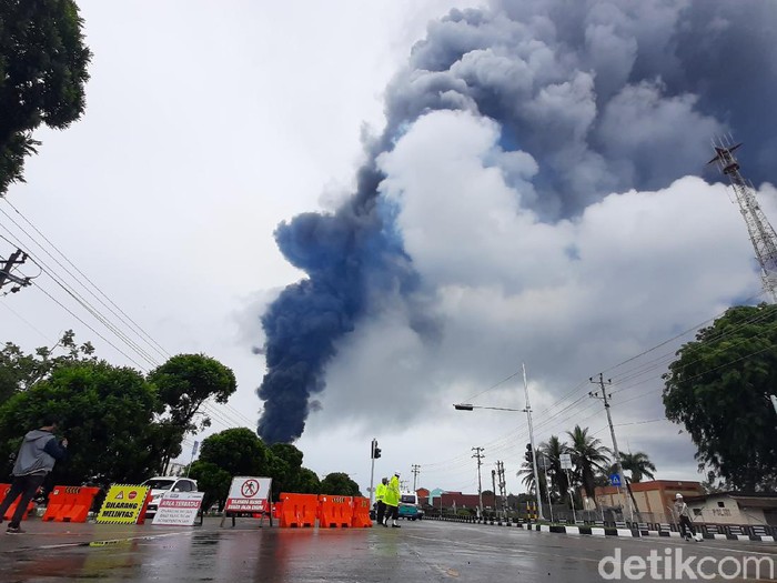 Penampakan kebakaran tangki Pertamina Cilacap, Minggu (14/11/2021).