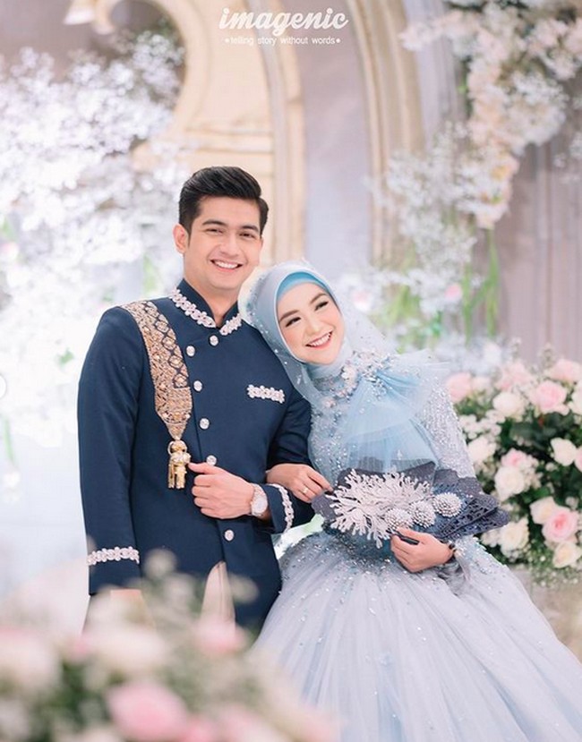 Setelah resmi menikah keduanya pun terlihat langsung nempel dan tak malu-malu lagi memamerkan kemesraan mereka. Seperti dalam foto ketika Ricis tampak menyender di bahu Ryan. Foto: Instagram/@riaricis1795/@imagenic