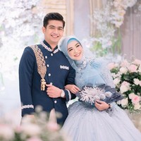 Setelah resmi menikah keduanya pun terlihat langsung nempel dan tak malu-malu lagi memamerkan kemesraan mereka. Seperti dalam foto ketika Ricis tampak menyender di bahu Ryan. Foto: Instagram/@riaricis1795/@imagenic