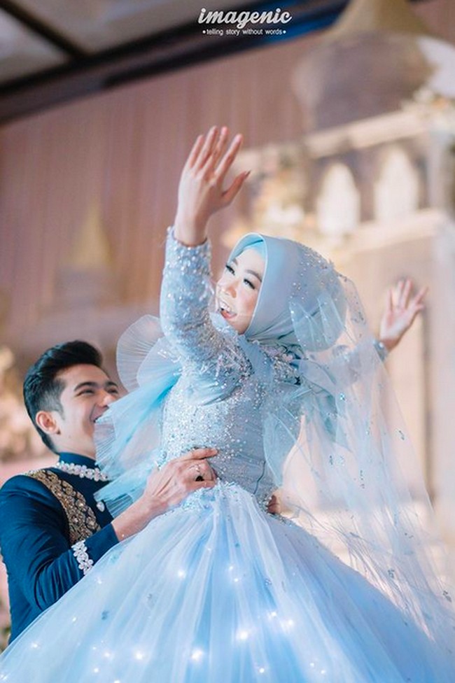 Gaun ini dibuat secara khusus untuk sesi dansa saat resepsinya. Penampilannya pun bak cinderella. (Foto: Instagram/@riaricis1795/@imagenic)