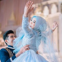 Gaun ini dibuat secara khusus untuk sesi dansa saat resepsinya. Penampilannya pun bak cinderella. (Foto: Instagram/@riaricis1795/@imagenic)