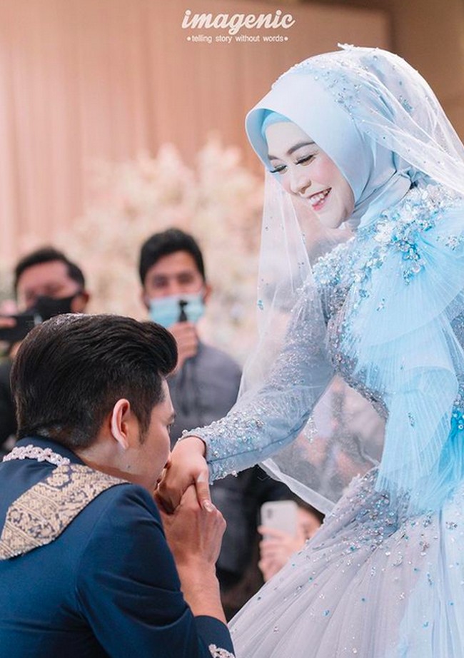Jadi princess seharian 😀 wedding dream, tulis Ricis di Instagram untuk foto gaun pengantin birunya. King & queen of the day, puji seorang netizen. (Foto: Instagram/@riaricis1795/@imagenic)