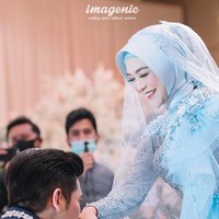 Jadi princess seharian 😀 wedding dream, tulis Ricis di Instagram untuk foto gaun pengantin birunya. King & queen of the day, puji seorang netizen. (Foto: Instagram/@riaricis1795/@imagenic)