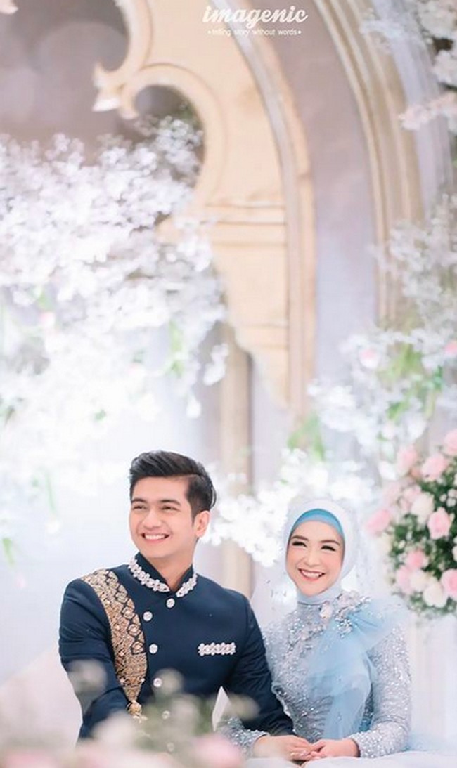 Di acara yang disiarkan secara langsung oleh stasiun televisi swasta, Teuku Ryan juga tak kalah menawan. Ia bersolek dengan kostum seperti layaknya seorang pangeran. (Foto: Instagram/@riaricis1795/@imagenic)