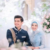 Di acara yang disiarkan secara langsung oleh stasiun televisi swasta, Teuku Ryan juga tak kalah menawan. Ia bersolek dengan kostum seperti layaknya seorang pangeran. (Foto: Instagram/@riaricis1795/@imagenic)