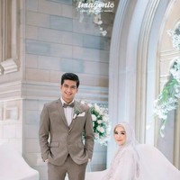 Untuk resepsi Ricis tampil dengan 2 look. Selain gaun berwarna biru, Ricis juga terlihat mengenakan ballgown putih berhias payet. Sedangkan untuk look kedua, Teuku Ryan memilih setelan jas berwarna abu-abu kecoklatan. Penampilannya itu dilengkapi dengan dasi kupu-kupu. (Foto: Instagram/@riaricis1795/@imagenic)