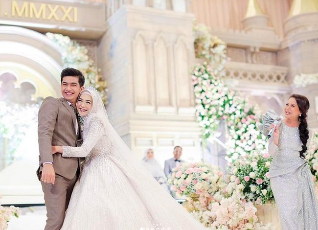 Ria Ricis dan Teuku Ryan resmi menikah pada 12 November 2021. Saat itu pernikahannya digelar secara mewah dan meriah, serta disiarkan secara langsung di stasiun televisi lokal. Foto: Instagram/@riaricis1795/@imagenic
