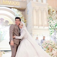 Ria Ricis dan Teuku Ryan resmi menikah pada 12 November 2021. Saat itu pernikahannya digelar secara mewah dan meriah, serta disiarkan secara langsung di stasiun televisi lokal. Foto: Instagram/@riaricis1795/@imagenic