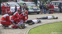 Simulasi tersebut digelar usai apel kesiapsiagaan PMI terhadap dampak La Nina.  