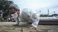 Para petugas dengan membawa peralatan lengkap langsung menangani para korban.