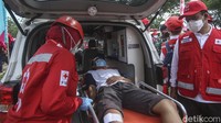 Satu persatu korban dibawa dengan ditandu dan dibawa ke ambulance PMI untuk dibawa ke rumah sakit.