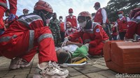 Petugas juga membawa perahu karet, ambulance milik PMI dan peralatan pendukung lainnya.
