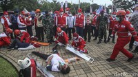 Dalam aksinya petugas juga memamerkan senam perahu rakit disela-sela apel kesiapsiagaan.
