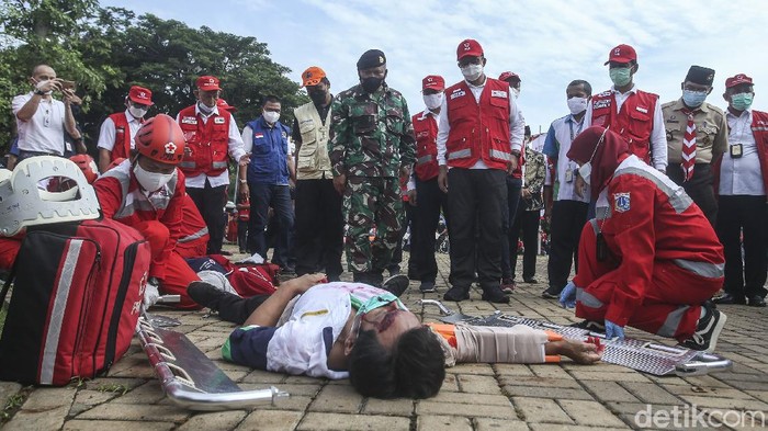 Petugas dari PMI DKI Jakarta menggelar simulasi penanganan bencana di Taman Waduk Pluit, Jakarta, Minggu (14/11/2021).