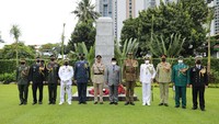 Peringatan Remembrance Sunday dilakukan di TPU Menteng Pulo dan dihadiri oleh Duta Besar Inggris untuk Indonesia dan Timor Leste. Turut mendampingi Menhan Prabowo pada kesempatan tersebut jajaran dari TNI, para Atase Pertahanan dari negara sahabat, termasuk Australia, Canada, Brunei, Malaysia, Papua Nugini, Singapore, New Zealand, India, Pakistan, dan Solomon Island. (Foto: dok. Kemhan)