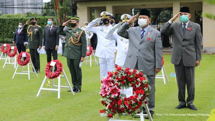 Potret Prabowo Subianto Hadiri Remembrance Sunday Bersama Dubes Inggris