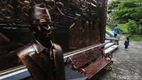 Banyaknya tempat wisata yang sudah dibuka di Kota Solo dengan berlakunya status PPKM Level 2 disambut antusias warga dengan mengunjungi tempat wisata.