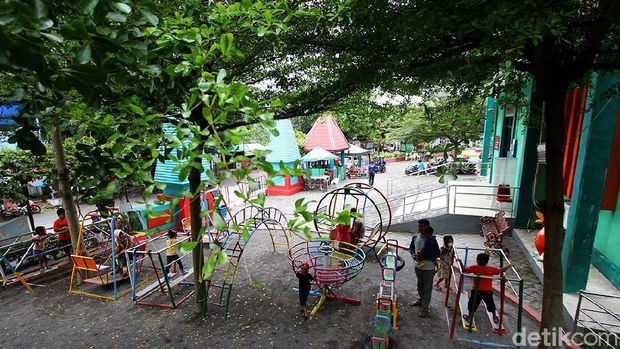 Sejumlah tempat wisata di Kota Solo mulai dibuka saat PPKM Level 2. Taman Cerdas Jebres, Solo, Jawa Tengah, pun mulai ramai pengunjung, Minggu (14/11).