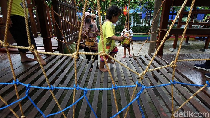 Potret Taman Cerdas Solo yang Mulai Ramai Pengunjung Sejumlah tempat wisata di Kota Solo mulai dibuka saat PPKM Level 2. Taman Cerdas Jebres, Solo, Jawa Tengah, pun mulai ramai pengunjung, Minggu (14/11).