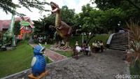 Warga mengunjungi Taman Cerdas Jebres, Solo, Jawa Tengah, Minggu (14/11).