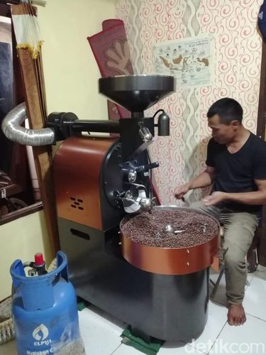 Proses roasting kopi yang dilakukan mandiri oleh warga Proses roasting kopi yang dilakukan mandiri oleh warga