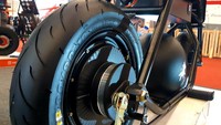 Menilik kemampuannya, Atom Alpha yang menggunakan hub roda tanpa rantai atau V-belt ini kecepatannya dibatasi hingga 50 km/jam. Soal daya jelajah tersedia tiga varian, yakni Lite (8 km), Play (16 km), dan Pro (24 km). Foto: Ridwan Arifin