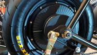Sumber penggerak Atom Alpha adalah motor type hub dengan tenaga rated 1 kW. Motor type hub ini sekaligus menjadi velg belakang ini juga menjadi tempat rem tromol. Foto: Ridwan Arifin