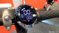 Speedometer dari Atom Alpha. Motor ini juga bakal dilengkapi beberapa fitur kekinian seperti software OTA (Over The Air) update seperti di Tesla hingga konektivitas melalui Quest Apps. Foto: Ridwan Arifin