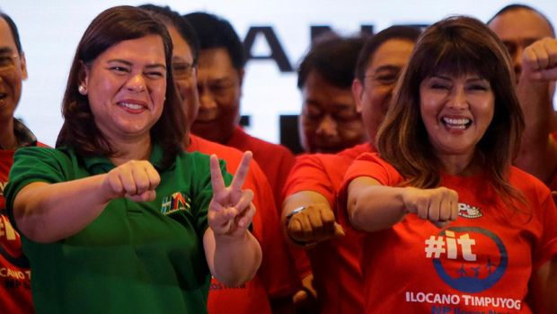  Davao City Mayor Sara Duterte-Carpio (L)  and Ilocos Norte Governor Imee Marcos gestures during an alliance meeting with local political parties in Paranaque, Metro Manila in Philippines, August 13, 2018. Picture taken August 13, 2018. REUTERS/Czeasar Dancel/File Photo