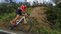 Peserta balap sepeda Kelud Uphill Challenge 2021 melaju di kawasan wisata Gunung Kelud, Kediri, Jawa Timur, Sabtu (13/11/2021). Balap sepeda dengan rute tanjakan lereng gunung Kelud yang diikuti 291 pesepeda dari sejumlah daerah tersebut merupakan salah satu langkah guna memulihkan pariwisata terutama berbasis olahraga di Kediri.