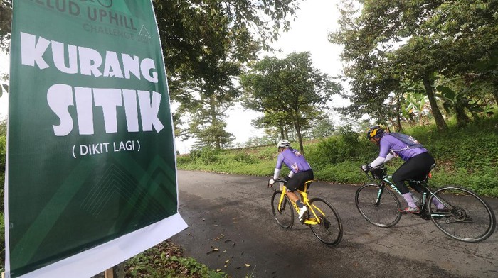 Dua orang peserta balap sepeda Kelud Uphill Challenge 2021 menaiki tanjakan di kawasan wisata Gunung Kelud, Kediri, Jawa Timur, Sabtu (13/11/2021). Balap sepeda dengan rute tanjakan lereng gunung Kelud yang diikuti 291 pesepeda dari sejumlah daerah tersebut merupakan salah satu langkah guna memulihkan pariwisata terutama berbasis olahraga di Kediri. ANTARA FOTO/Prasetia Fauzani/aww.
