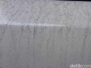 Asap Kebakaran Tangki Pertamina Cilacap Menjulang, Air Hujan Menghitam