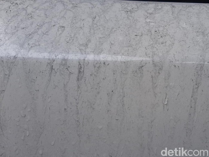 Situasi terkini kebakaran tangki Pertamina Cilacap, Minggu (14/11/2021). Air hujan menghitam.