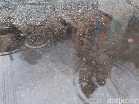 Situasi terkini kebakaran tangki Pertamina Cilacap, Minggu (14/11/2021). Air hujan menghitam.
