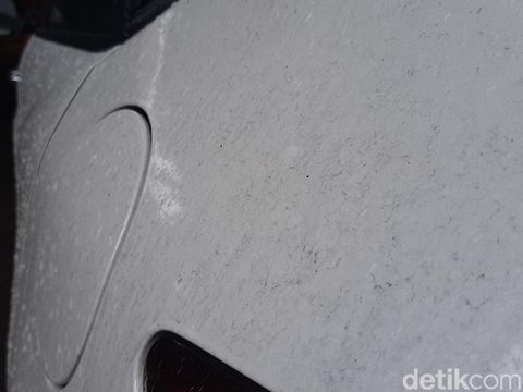 Situasi terkini kebakaran tangki Pertamina Cilacap, Minggu (14/11/2021). Air hujan menghitam.