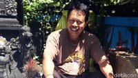 Sebagai penganut Hindu, Sriyono mengaku sering melakukan sembahyang di Candi Watu Genuk. Ia telah melakukannya sejak situs itu ditemukan (Ragil Ajiyanto/detikTravel)
