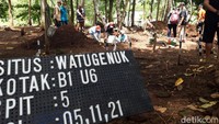 Ada beberapa petak yang digali. Hasilnya, tim dari BPCB menemukan tiga struktur candi perwara di situs tersebut. Sehingga, di situs Watu Genuk itu kini total ditemukan ada empat candi. Satu candi induk dan tiga candi perwara (Ragil Ajiyanto/detikTravel)