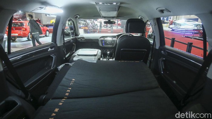 PT Garuda Mataram Motor (GMM) selaku agen pemegang merek Volkswagen di Indonesia memperkenalkan varian terbaru compact SUV Volkswagen Tiguan Allspace pada pembukaan GIIAS 2021 di ICE, BSD City, Tangerang, Kamis (11/11/2021).