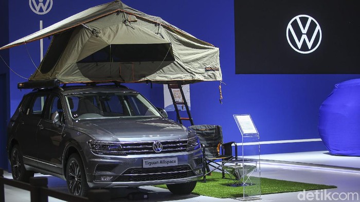 PT Garuda Mataram Motor (GMM) selaku agen pemegang merek Volkswagen di Indonesia memperkenalkan varian terbaru compact SUV Volkswagen Tiguan Allspace pada pembukaan GIIAS 2021 di ICE, BSD City, Tangerang, Kamis (11/11/2021).