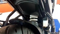 Swing arm belakang Suzuki Gixxer 250 SF dibekali dengan peredam monoshock. Foto: Ridwan Arifin