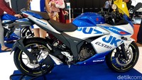 Suzuki Gixxer SF 250 hadir dengan pilihan warna Triton Blue/Silver (100th Year Anniversary Edition), Metallic Triton Blue, dan Metallic Matte Black. Dengan sederet fitur yang ditawarkan itu, Suzuki Gixxer SF 250 dibanderol Rp 49.300.000 (on the road DKI Jakarta). Foto: Ridwan Arifin