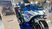 Suzuki Gixxer SF 250 diklaim mewarisi DNA GSX-R dan Hayabusa. Motor ini digadang-gadang buat konsumen konsumen yang mencari motor sport touring dengan desain tajam, tampilan sporty, dan performa kuat. Foto: Ridwan Arifin