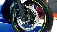 Meski belum dibekali suspensi upside down, Suzuki Gixxer 250 SF sudah dibekali pengereman disc brake berukuran besar (300 mm) yang dilengkapi Anti-Lock Brake System (ABS) dual channel.