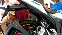 Buritan belakang Suzuki Gixxer 250 SF. Meski mesin masih menggunakan satu silinder, motor ini menggunakan model double muffler. Foto: Ridwan Arifin
