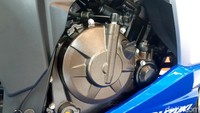 Suzuki Gixxer SF 250 ditenagai mesin berkapasitas 250 cc Fuel Injection, yang bisa menghasilkan tenaga sebesar 26,5 PS pada 9.000 rpm dan torsi 22,6 Nm di 7.500 rpm yang disalurkan ke roda belakang melalui transmisi manual 6-percepatan. Foto: Ridwan Arifin