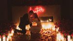 Romantis! Potret Taylor Lautner Lamar Sang Kekasih