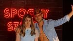 Romantis! Potret Taylor Lautner Lamar Sang Kekasih