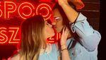 Romantis! Potret Taylor Lautner Lamar Sang Kekasih